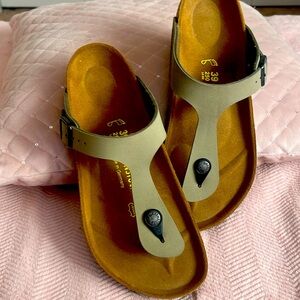 Birkenstock Gizeh olive green. NWOT